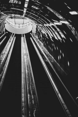 Varşova metrosunun içindeki güzel, orijinal yer ilginç bir arka plan oluşturuyor.