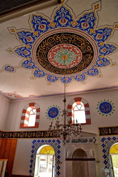 Красивый Скромный Простой Интерьер Небольшой Мечети Турецкой Деревни Одним Шахтером — стоковое фото