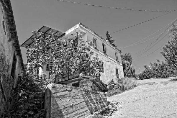 山の中のトルコ人の最高位による古い孤独な白い家 — ストック写真