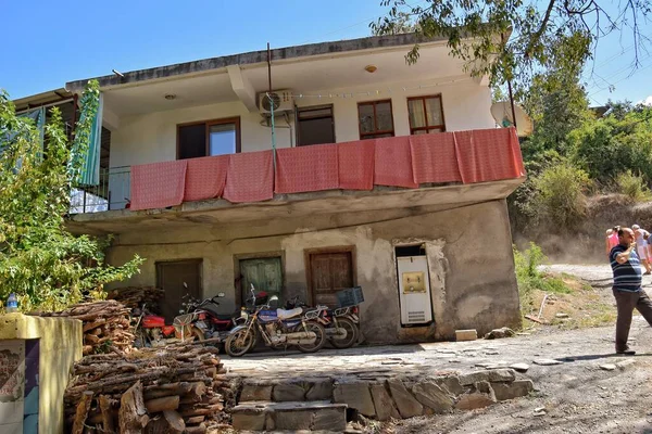 山の中のトルコ人の最高位による古い孤独な白い家 — ストック写真