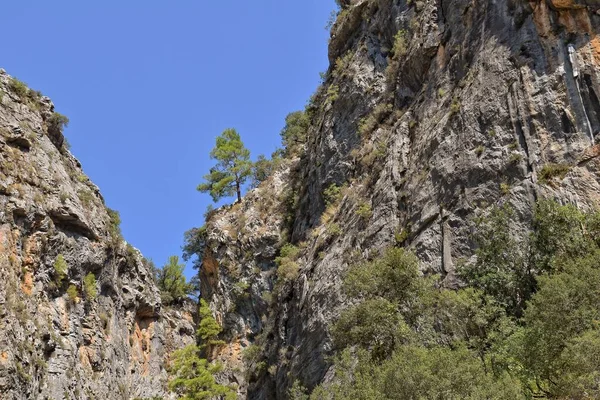 興味深い滝とサパデーレ渓谷を持つトルコの山々の美しい自然の野生の風景 — ストック写真