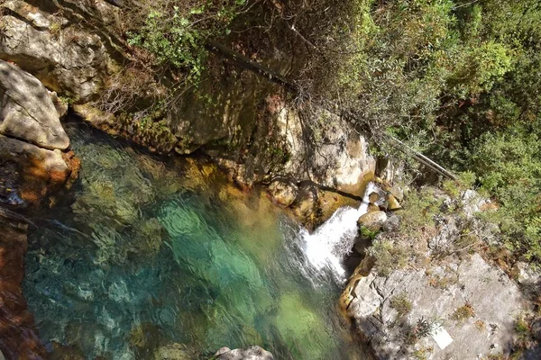 興味深い滝とサパデーレ渓谷を持つトルコの山々の美しい自然の野生の風景 — ストック写真