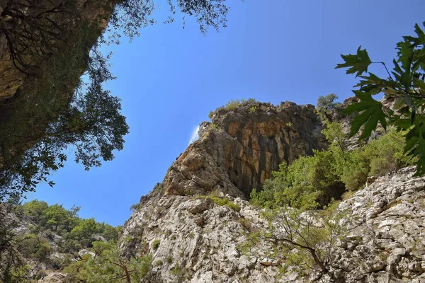 興味深い滝とサパデーレ渓谷を持つトルコの山々の美しい自然の野生の風景 — ストック写真