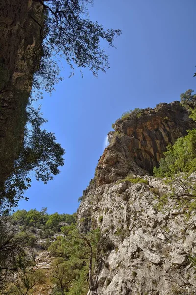 興味深い滝とサパデーレ渓谷を持つトルコの山々の美しい自然の野生の風景 — ストック写真