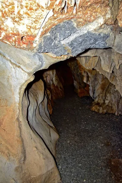 흥미있고 아름다운 원래의 동굴에 종유석 배경을 이루고 — 스톡 사진