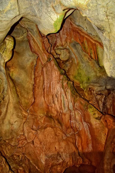背景を作る鍾乳石や石筍を持つトルコの山の中で興味深い美しい元の洞窟 — ストック写真