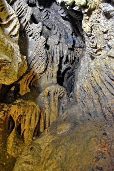 土耳其山区有趣而美丽的原始洞穴 以钟乳石和石笋为背景 — 图库照片