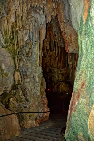 背景を作る鍾乳石や石筍を持つトルコの山の中で興味深い美しい元の洞窟 — ストック写真