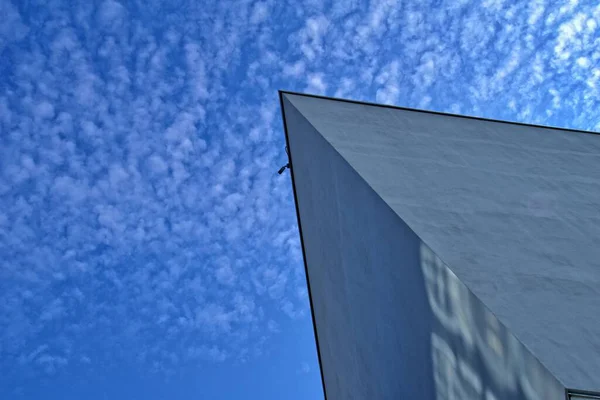 Krásné Moderní Originální Fragmenty Architektury Proti Modré Obloze Vytváří Zajímavé — Stock fotografie