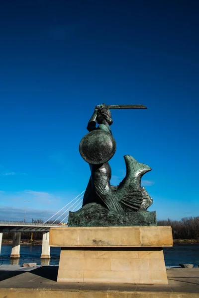 Eine Schöne Statue Der Warschauer Meerjungfrau Ufer Des Flusses Mit — Stockfoto