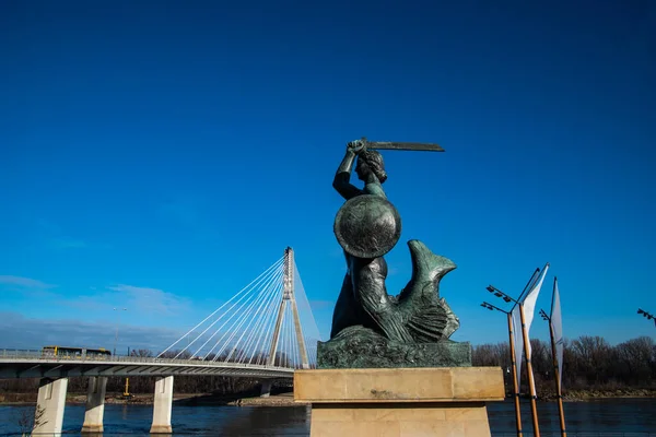 Una Hermosa Estatua Sirena Varsovia Orillas Del Río Con Puente —  Fotos de Stock