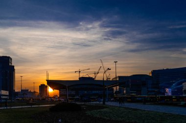 Avrupa 'daki Varşova' nın güzel merkezi. Kış günbatımında merkez istasyonla birlikte.