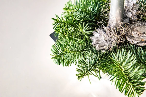 Hermoso Tocado Navidad Elegante Con Vela Plata Conos Sobre Fondo — Foto de Stock