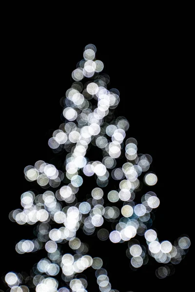 Luzes Embaçadas Bonitas Iluminando Árvore Natal Fundo Preto — Fotografia de Stock