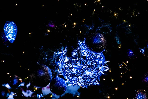 Belles Décorations Noël Avec Des Lumières Sur Fond Noir Extérieur — Photo