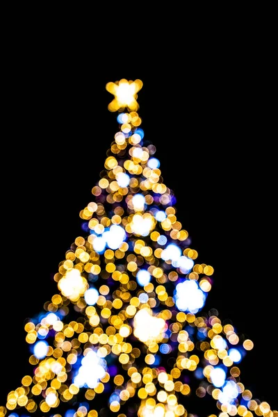 Schöne Verschwommene Lichter Die Den Weihnachtsbaum Auf Schwarzem Hintergrund Beleuchten — Stockfoto