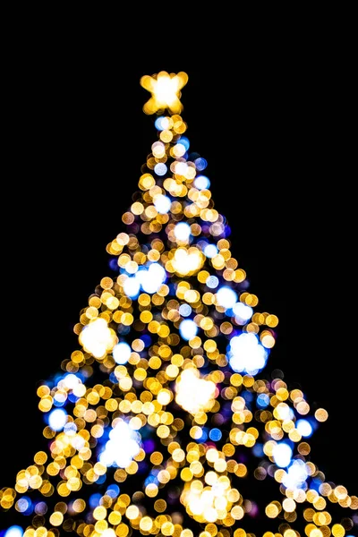 Hermosas Luces Borrosas Iluminando Árbol Navidad Sobre Fondo Negro —  Fotos de Stock