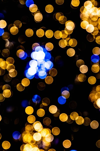クリスマスには金色と青の光の効果で背景がぼやけて — ストック写真