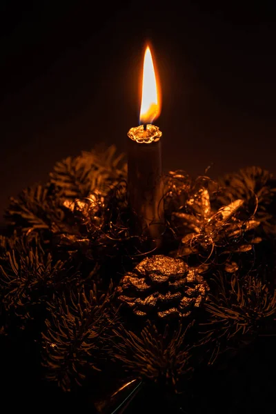 Mooie Elegante Kerst Hoofdtooi Met Een Kaars Aangestoken Omgevingsverlichting — Stockfoto