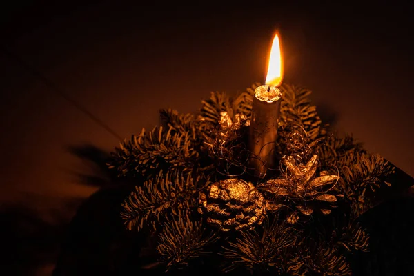 Красивый Элегантный Рождественский Головной Убор Свечой Зажженной Освещении Окружающей Среды — стоковое фото