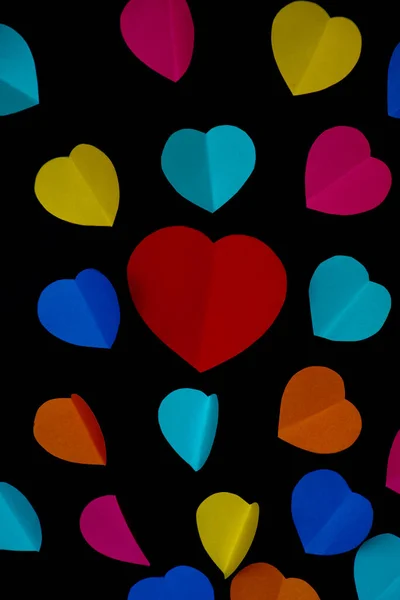 Bonito Colorido Cortar Corações Papel Fundo Liso Preto — Fotografia de Stock