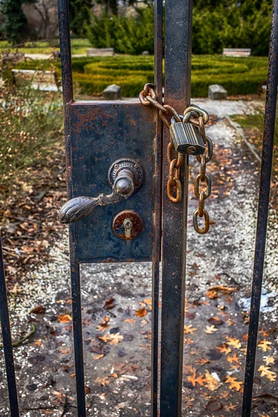 Stare Retro Vintage Piękne Ogrodzenie Drzwi Dużym Zamkiem Zamkniętym Łańcuchu — Zdjęcie stockowe