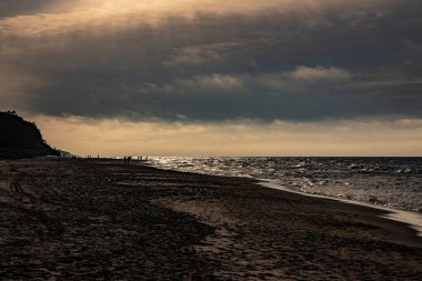 Polonya 'da mavi Baltık Denizi' nin güzel manzarası ve güneşli bir günde plaj.