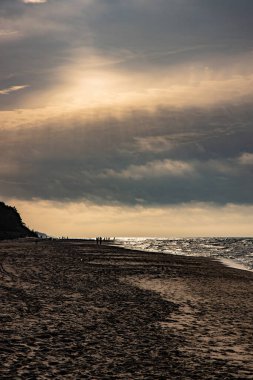 Polonya 'da mavi Baltık Denizi' nin güzel manzarası ve güneşli bir günde plaj.