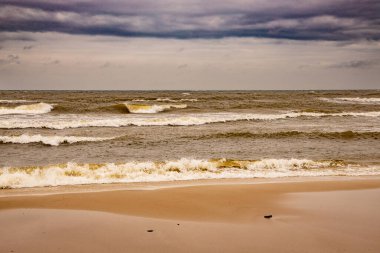 Polonya Baltık Denizi 'nin kumsalından güzel bir manzara bulutlu, serin bir bahar gününde.