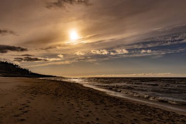 Polonya 'da mavi Baltık Denizi' nin güzel manzarası ve güneşli bir günde plaj.