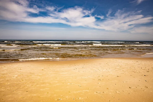 美丽的 空旷的 抛光的波罗的海海滩 夏日的风景 — 图库照片