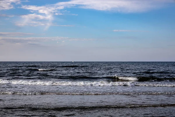 Piękna Pusta Plaża Polskiego Bałtyku Błękitnym Niebem Letni Krajobraz — Zdjęcie stockowe