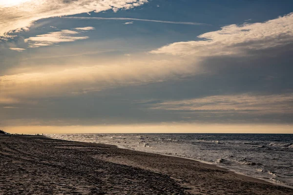 波兰蓝色波罗的海的美丽风景和阳光灿烂温暖的海滩 — 图库照片