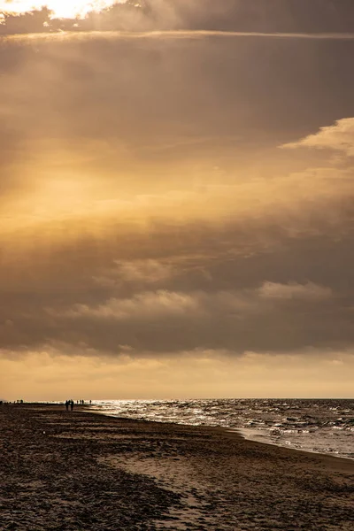 波兰蓝色波罗的海的美丽风景和阳光灿烂温暖的海滩 — 图库照片