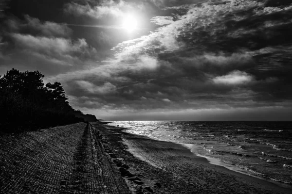 Schöner Malerischer Ruhiger Sonnenuntergang Mit Bunten Wolken Ufer Der Ostsee — Stockfoto