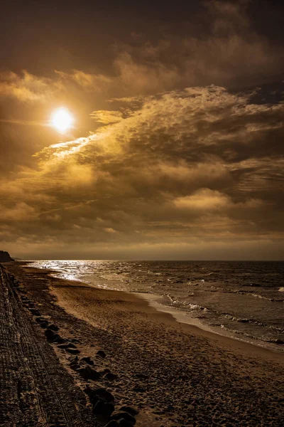 Polonya Baltık Denizi Nin Kıyılarında Renkli Bulutlarla Sakin Bir Gün — Stok fotoğraf