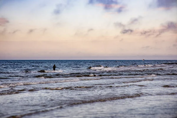 青い空と釣り人のバルト海沿岸からの美しい春の風景 — ストック写真