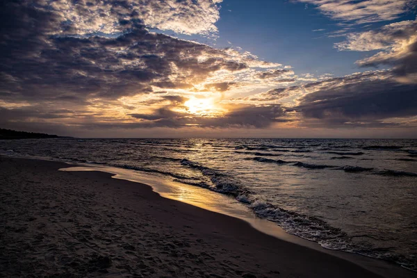 Hermoso Pintoresco Atardecer Tranquilo Con Coloridas Nubes Orillas Del Mar —  Fotos de Stock