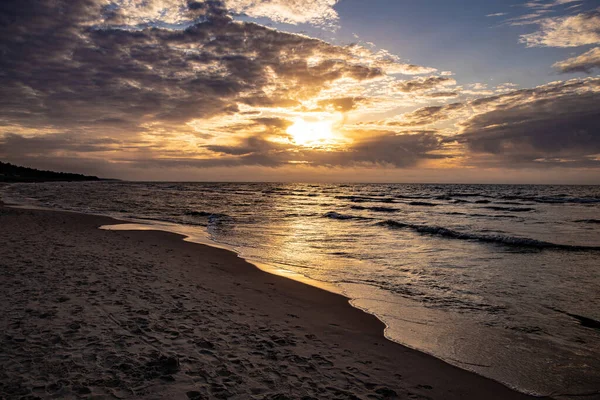 Mooie Pittoreske Rustige Zonsondergang Met Kleurrijke Wolken Aan Oevers Van — Stockfoto