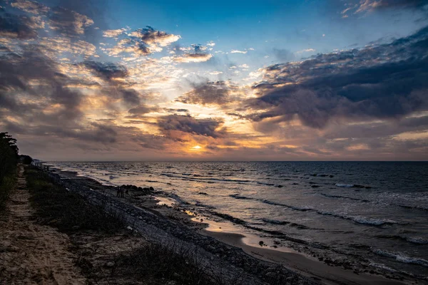 Bellissimo Tramonto Tranquillo Pittoresco Con Nuvole Colorate Sulle Rive Del — Foto Stock