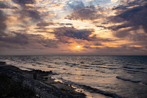 Bellissimo Tramonto Tranquillo Pittoresco Con Nuvole Colorate Sulle Rive Del — Foto Stock