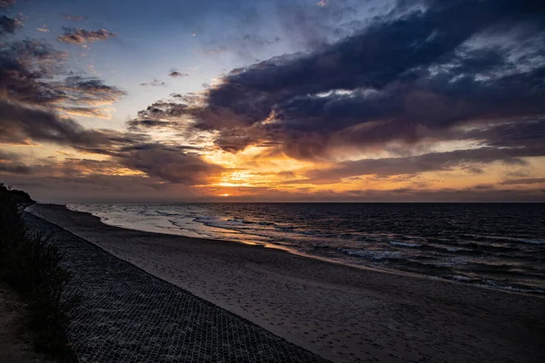 Belo Pôr Sol Calmo Pitoresco Com Nuvens Coloridas Nas Margens — Fotografia de Stock