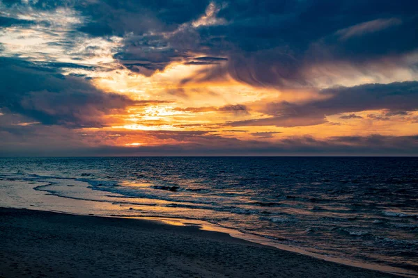 Όμορφο Γραφικό Ήρεμο Ηλιοβασίλεμα Πολύχρωμα Σύννεφα Στις Όχθες Της Βαλτικής — Φωτογραφία Αρχείου