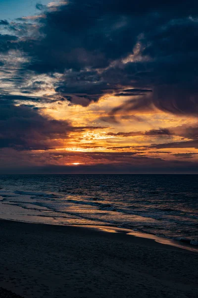 Hermoso Pintoresco Atardecer Tranquilo Con Coloridas Nubes Orillas Del Mar —  Fotos de Stock