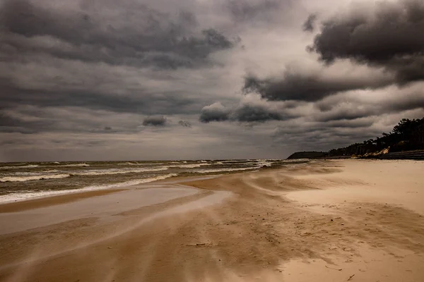 ポーランドのバルト海のビーチからの美しい風景冷たい風の強い春の日 — ストック写真