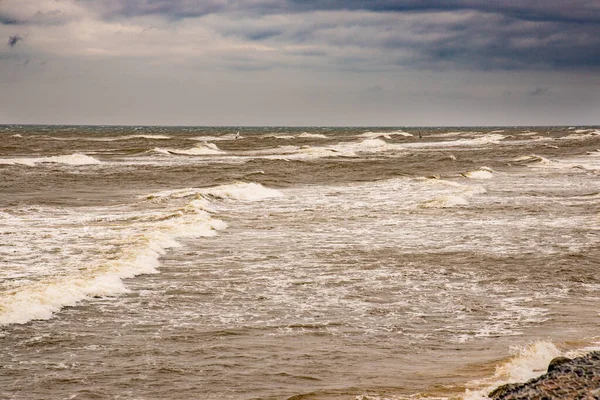 在多云凉爽多风的春天 波兰波罗的海海滩上美丽的风景 — 图库照片