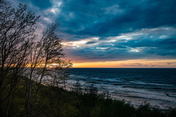 Bellissimo Tramonto Tranquillo Pittoresco Con Nuvole Colorate Sulle Rive Del — Foto Stock