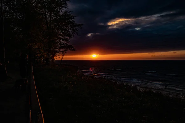 Bellissimo Tramonto Tranquillo Pittoresco Con Nuvole Colorate Sulle Rive Del — Foto Stock