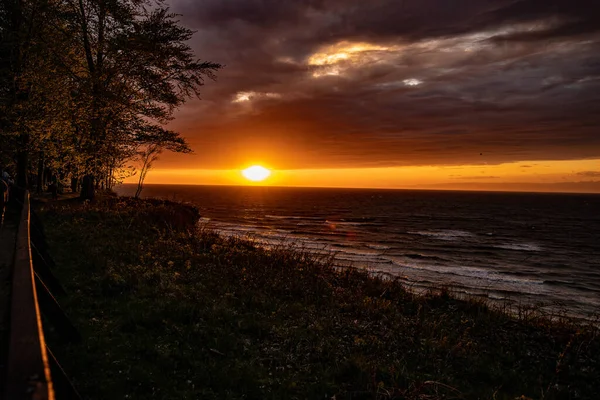 Schöner Malerischer Ruhiger Sonnenuntergang Mit Bunten Wolken Ufer Der Ostsee — Stockfoto