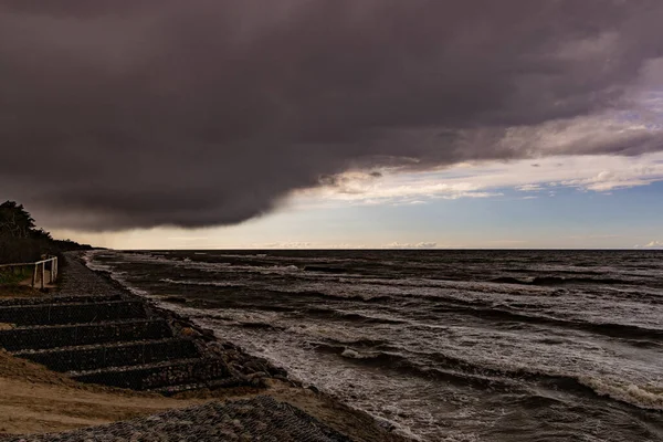 Bela Paisagem Beira Mar Com Ondas Água Praia Iminente Nuvem — Fotografia de Stock